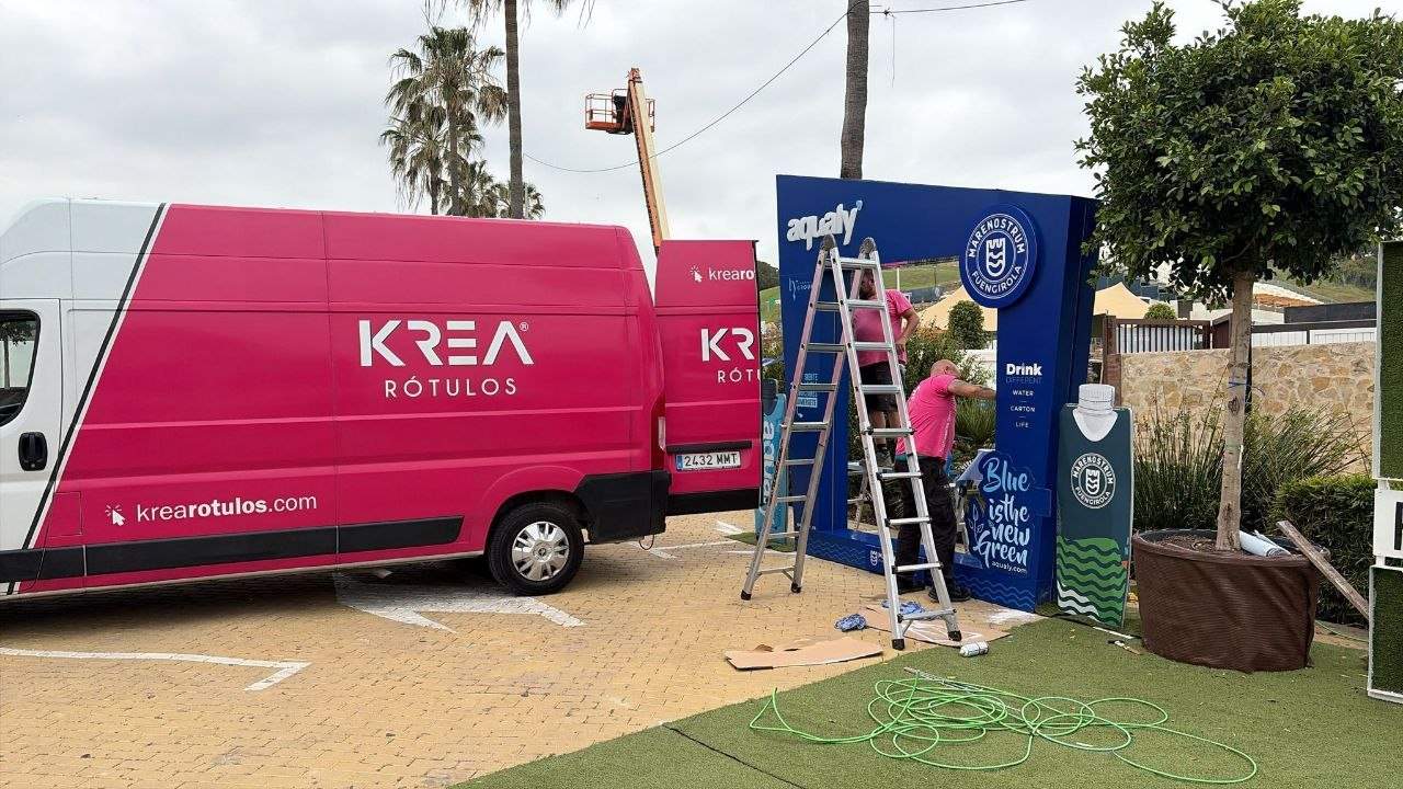 partner-tecnico-rotulacion-agencias Técnicos de KREA Rótulos realizando la instalación precisa de un rótulo corporativo en Málaga